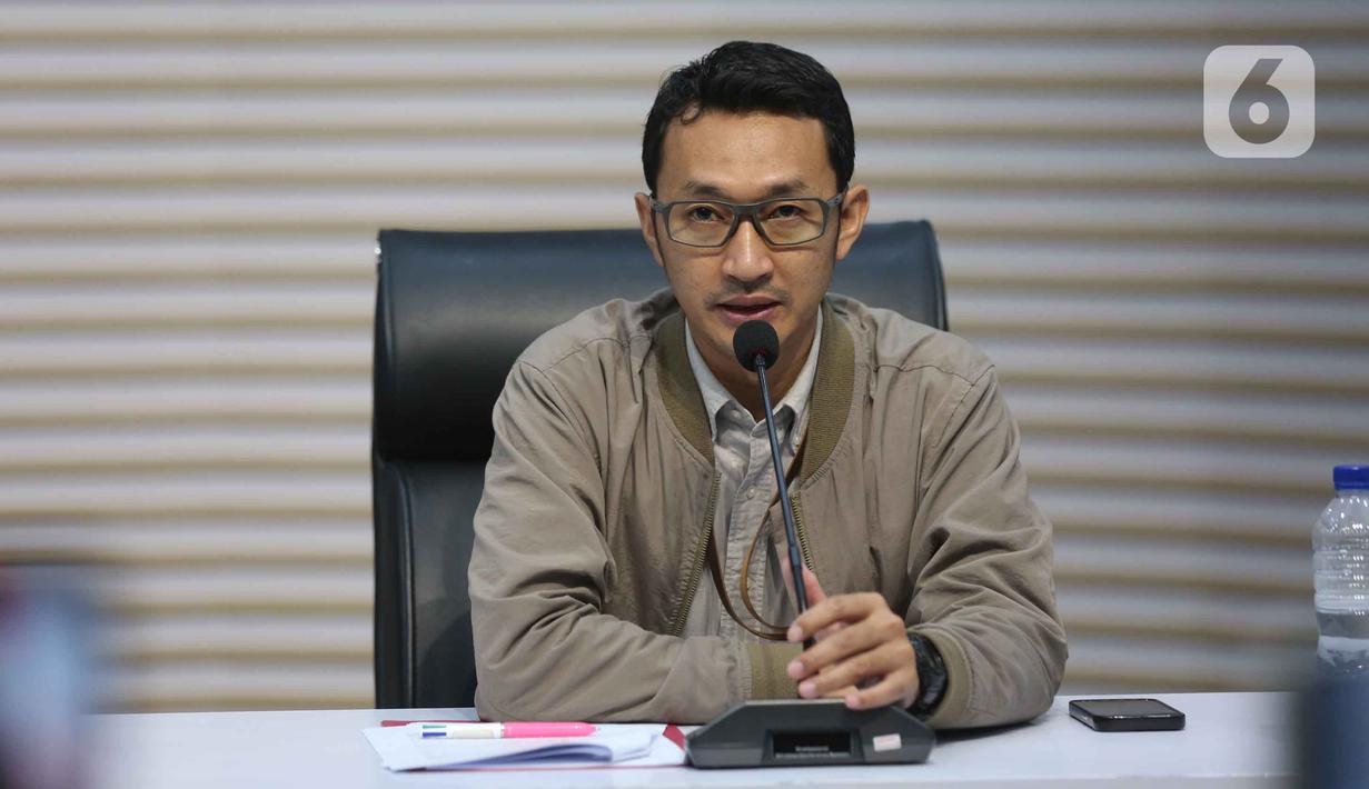 Juru Bicara Komisi Pemberantasan Korupsi (KPK), Budi Prasetyo memberi keterangan terkait Operasi Tangkap Tangan (OTT) Bupati Tulungagung, Gatut Sunu Wibowo, di Gedung Merah Putih Komisi Pemberantasan Korupsi, Jakarta, Sabtu (11/4/2026). (Liputan6.com/Helmi Fithriansyah)