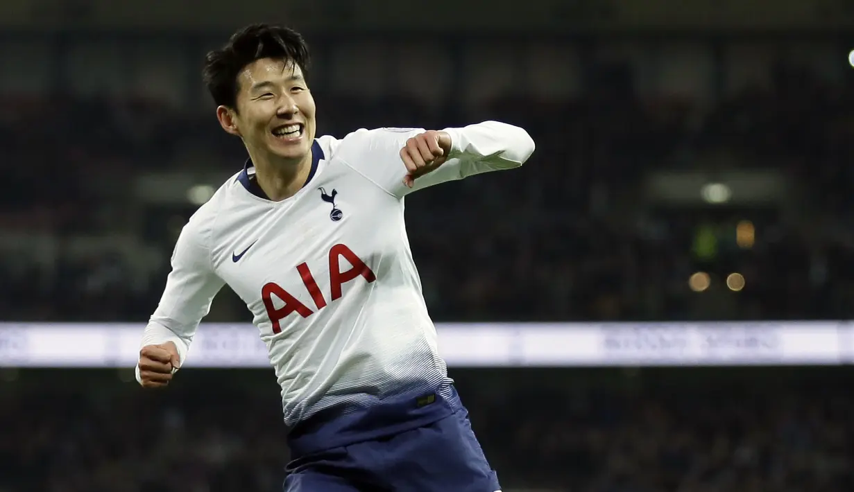 Gelandang Tottenham Hotspur, Heung-Min Son, melakukan selebrasi usai membobol gawang Bournemouth pada laga Premier League di Stadion London, Rabu (26/12). (AP/Tim Ireland)