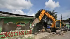 Pemprov DKI Jakarta dan Satpol PP menertibkan puluhan bangunan liar di Jalan Subur Baru, Jakarta, Senin (23/2/2015). (Liputan6.com/Faizal Fanani)