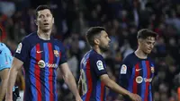 Barcelona gagal meraih poin penuh saat ditahan imbang 0-0 Girona pada laga pekan ke-30 Liga Spanyol 2022/2023 yang berlangsung di Camp Nou Stadium, Barcelona, Selasa (11/4/2023) dini hari WIB. Robert Lewandowski dkk gagal mencetak satu gol pun meski menguasai jalannya laga hampir 60 persen. Girona pun memang sengaja mengusung taktik bertahan dan hanya sesekali melancarkan serangan balasan. Meski imbang, Barcelona yang kini mengoleksi 72 poin dan masih menguasai pucuk klasemen, masih memiliki keunggulan 13 poin dari Real Madrid di posisi kedua. (AP Photo/Joan Monfort)