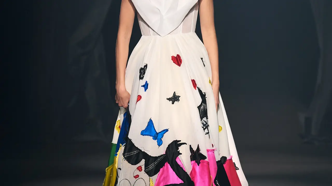 Meninggal Akibat COVID-19, 45 Desainer Kenang Alber Elbaz dalam Fashion Show Akbar