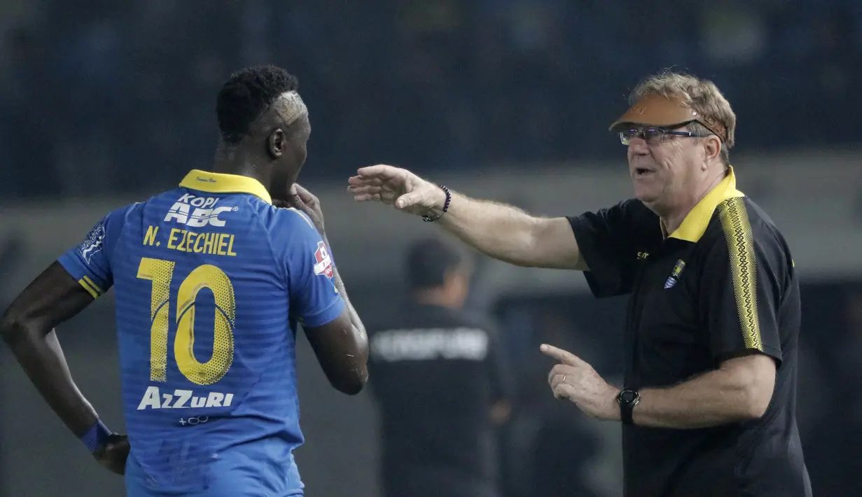 Pelatih Persib Bandung, Robert Alberts, memberi arahan kepada Ezechiel Ndouasel saat melawan Persipura Jayapura pada laga Liga 1 2019 di Stadion Si Jalak Harupat, Bandung, Sabtu (18/5). Persib menang 3-0 atas Persipura. (Bola.com/M. Iqbal Ichsan)