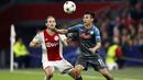 Gelandang Ajax Amsterdam Daley Blind (kiri) dan penyerang Napoli Hirving Lozano berebut bola pada matchday ketiga Grup A Liga Champions 2022/2023 di Johan Cruijff ArenA, Rabu (5.10.2022) dini hari WIB. Hasil ini membawa pasukan Luciano Spalletti kukuh di puncak klasemen A. (MAURICE VAN STEEN / ANP / AFP)