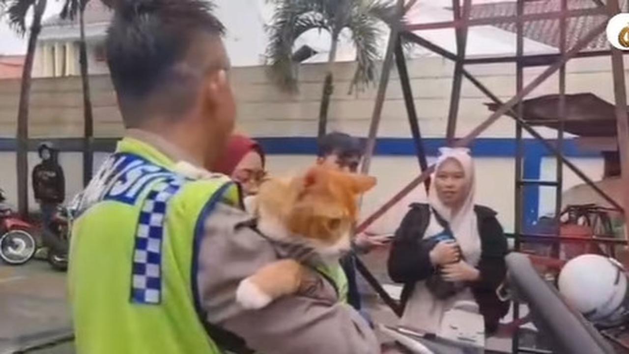 Patroli Polisi Ditemani 'Poyici Oyen' Bikin Gemas Pemudik Pakai Seragam dan Berkacamata