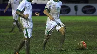 Gavin Kwan, dihantam cedera dalam duel Timnas Indonesia Vs Mongolia di ajang Aceh World Solidarity Tsunami Cup (AWSTC) 2017 di Stadion Harapan Bangsa, Banda Aceh, Senin (4/12/2017)