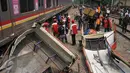 Kondisi Metromini yang rusak parah akibat terhantam kereta di perlintasan Angke, Tambora, Jakarta, Minggu (6/12/2015). Menurut saksi mata, Metromini tersebut nekat menerobos palang pintu hingga terjadi kecelakaan. (Liputan6.com/Gempur M Surya) 