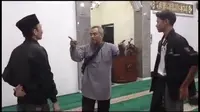 Pria berjenggot tengah adu mulut dengan beberapa orang di salah satu masjid di Surabaya gegera terlihat ada alat musik rebana di dalam masjid. (X/nashirr27)