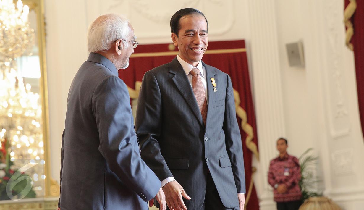 Presiden Joko Widodo berdialog dengan Wapres India Mohammad Hamid Ansari di Istana Merdeka, Jakarta, Senin (2/11/2015). India dan Indonesia membahas kerjasama di bidang keamanan maritim, pendidikan, batubara dan farmasi.(Liputan6.com/Faizal Fanani)