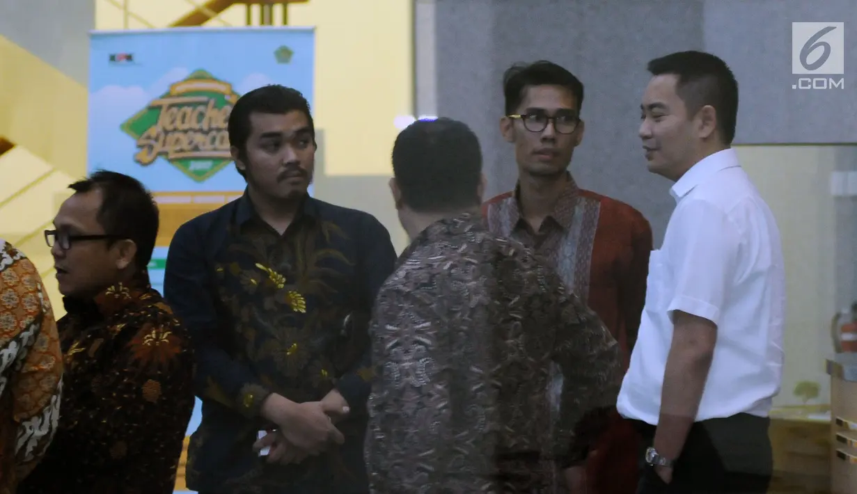 Anggota Komisi I DPR dari Fraksi Golkar, Fayakhun Andriadi (kanan) usai diperiksa di gedung KPK, Jakarta, Selasa (10/10). Fayakhun diperiksa sebagai saksi dalam kasus dugaan suap pengadaan satelit monitoring di Bakamla. (Liputan6.com/Helmi Fithriansyah)