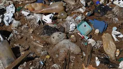 Beruang teddy terbaring di antara sampah yang menutupi bagian yang kering dari Danau Uru Uru di dekat Oruro, Bolivia, Kamis (25/3/2021). Sebagian besar area danau ini, terutama yang kering, tertutupi botol plastik dan aneka sampah lainnya. (AP Photo / Juan Karita)