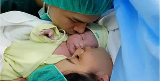 Tepat pada pukul 09 tanggal 09 bulan 09 tahun 2016 Chelsea Olivia melahirkan anak pertamanya. Kabar bahagia itu dikabarkan melalui akun instagram Glenn Alinskie. (dok. Instagram/glennalinskie)
