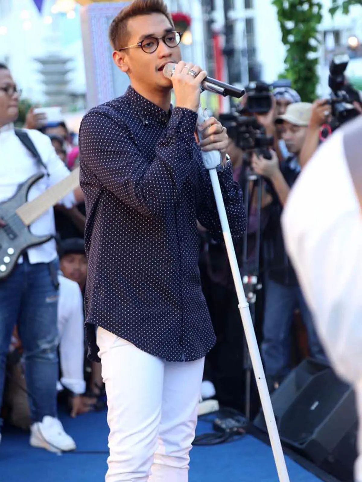 Afgan memberi penampilan di acara Ramadan bertajuk Bubos di Bandung. (Istimewa)