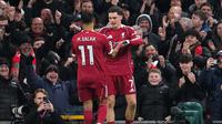 Mohamed Salah merayakan gol Florian Wirtz di laga Liverpool vs Newcastle di pekan ke-24 Liga Inggris 2025/2026 di Anfield, Minggu (01/02/2026) dini hari WIB. (AP Photo/Jon Super)