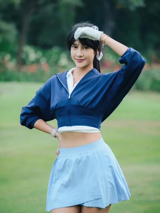 Bagi kamu yang ingin tampil sporty namun tetap terlihat chic, perpaduan hoodie dengan skort bisa menjadi pilihan.