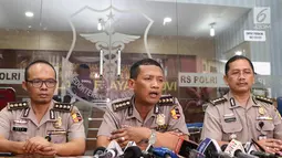 Kabiddokpol Pusdokkes RS Polri Kombes Pol Pramujoko bersama Kepala Bidang Pelayanan RS Polri Kombes Pol Sumirat dan Kepala Instalasi Forensik RS Polri Kombes Pol Edy P. saat jumpa pers di RS Polri, Jakarta, Jumat (27/10). (Liputan6.com/Immanuel Antonius)