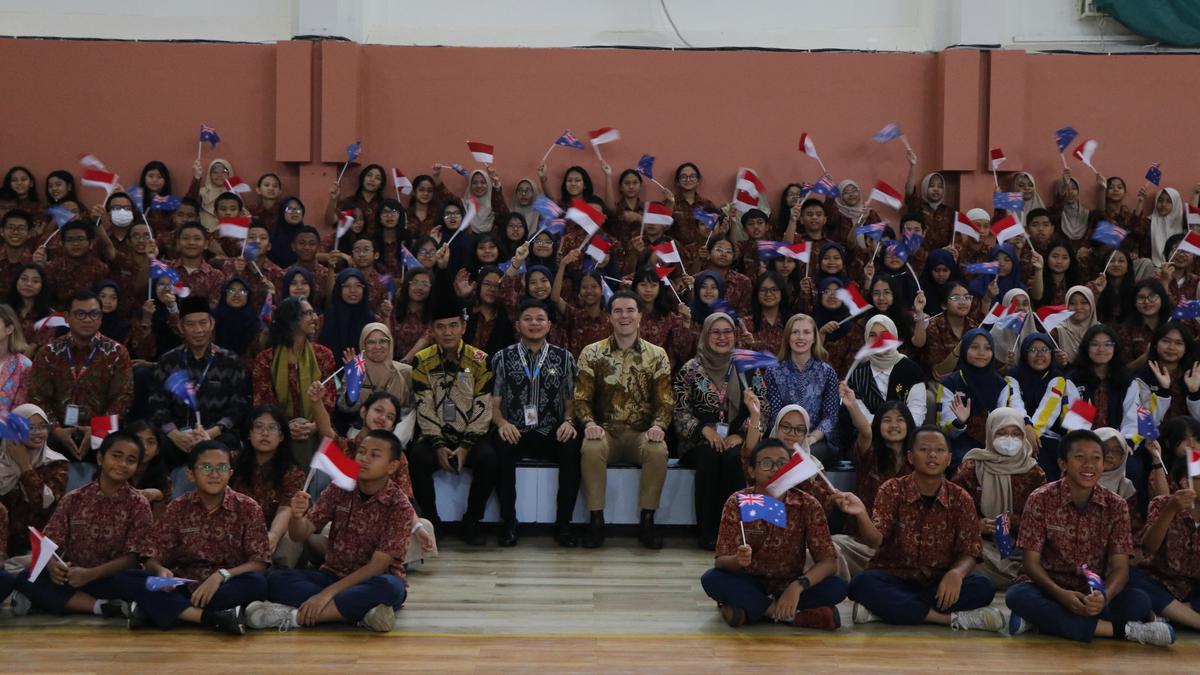 Kunjungan Yang Mulia Anggota Parlemen Australia di SMP Labschool Kebayoran