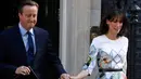 PM Inggris David Cameron dan istrinya, Samantha saat akan memberi pernyataan di 10 Downing Street, London, Jumat (24/6). David Cameron akan mengundurkan diri usai referendum Brexit yang memastikan Inggris keluar dari Uni Eropa. (REUTERS/Stefan Wermuth)