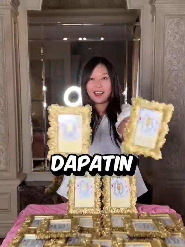 Jess dan Sisca Bagi-bagi Emas