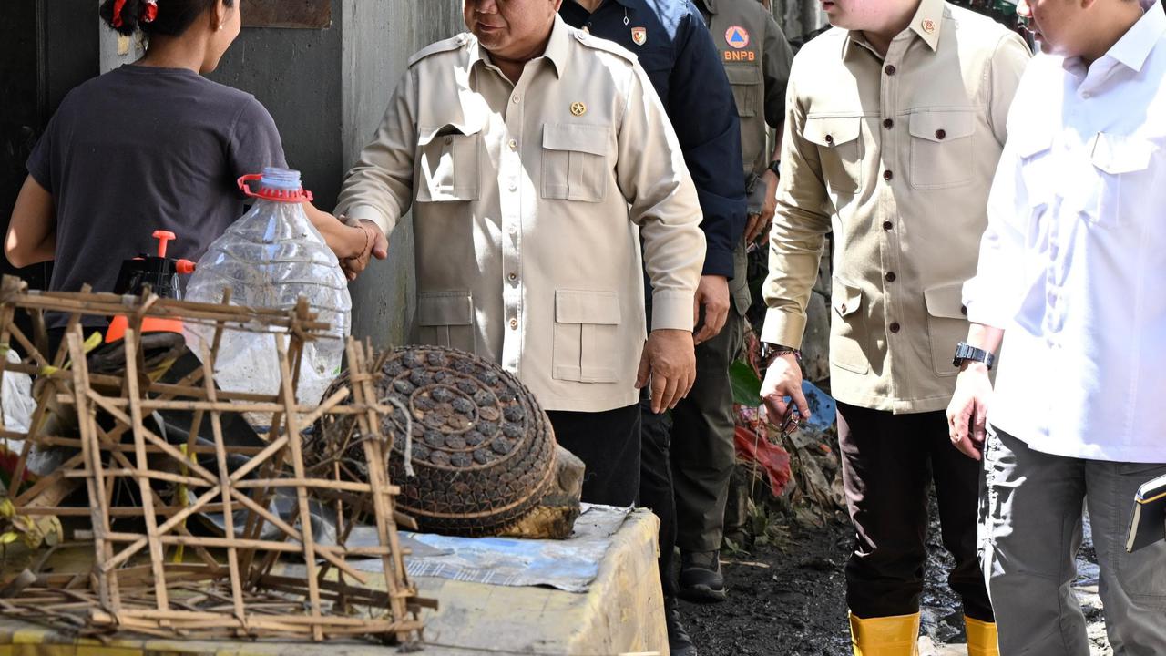 Peluk Cium Prabowo ke Anak Korban Banjir Bali, Duduk Bareng Warga Tinjau Lokasi