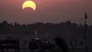 Pemandangan gerhana matahari parsial dari Kota Najaf, Irak, Kamis (26/12/2019). Gerhana matahari yang terjadi pada hari ini dapat diamati dari sejumlah wilayah mulai Afrika timur, seluruh Asia, Samudera India, dan Australia utara. (Haidar HAMDANI/AFP)