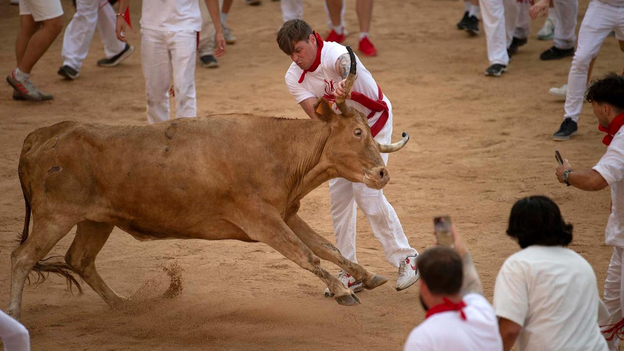 FOTO: Kengerian Festival Lari Banteng di Spanyol: Enam Peserta Dilarikan ke Rumah Sakit