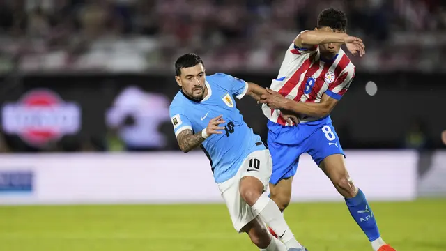 Giorgian de Arrascaeta (Uruguay) dan Diego Gomez (Paraguay)