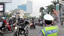 Di sepanjang Jalan Kalimalang tampak mendapatkan penjagaan dari pihak kepolisian, Jakarta, Kamis (24/7/14). (Liputan6.com/Panji Diksana)