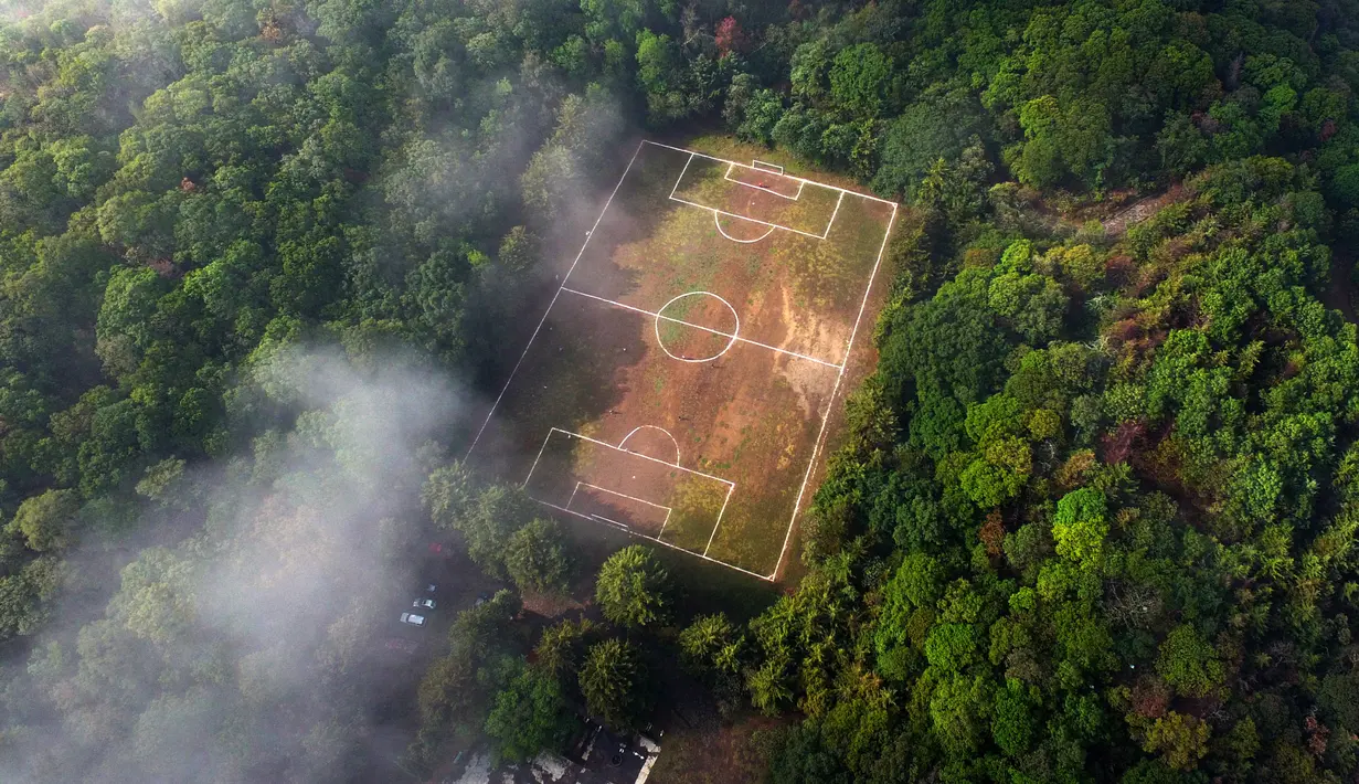 Pemandangan lapangan sepak bola di kawah gunung berapi Teoca di kota Santa Cecilia Tepetlapa, di pinggiran Mexico City, diambil pada 9 Juli 2023. (CLAUDIO CRUZ / AFP)