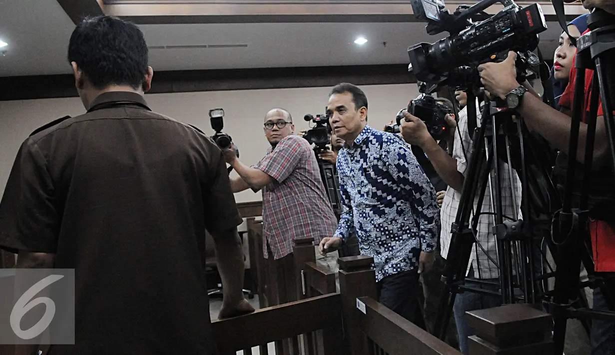 Edy Nasution memasuki ruang sidang di Pengadilan Tipikor, Jakarta (8/12). Selain itu Edy juga menerima sebesar USD 50 ribu ditambah Rp 50 juta untuk pengurusan pengajuan Peninjauan Kembali (PK) PT Across Asia Limited (AAL). (Liputan6.com/Helmi Affandi)