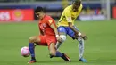 Pemain Chile, Alexis Sanchez (kiri) termasuk pemain yang subur dalam urusan gol, total Sanchez telah mencetak tujuh gol selama penyelenggaraan kulifikasi Piala Dunia 2018 zona CONMEBOL. (AP/Nelson Antoine)