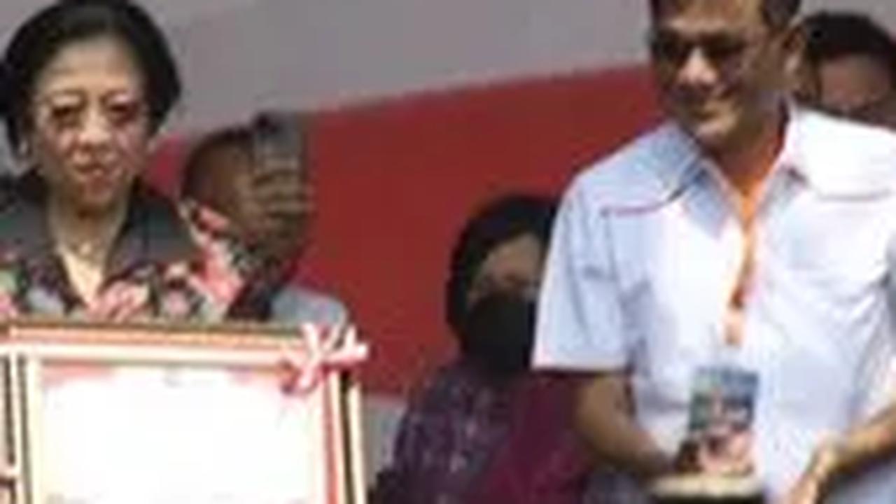 Dia dituduh sebagai dalang insiden peristiwa 27 Juli 1996 yakni penyerbuan kantor DPP PDI di Jalan Diponegoro, Jakpus. Dia dituduh sebagai dalang karena dianggap mendalangi Mimbar Bebas selama satu bulan sebelumnya.