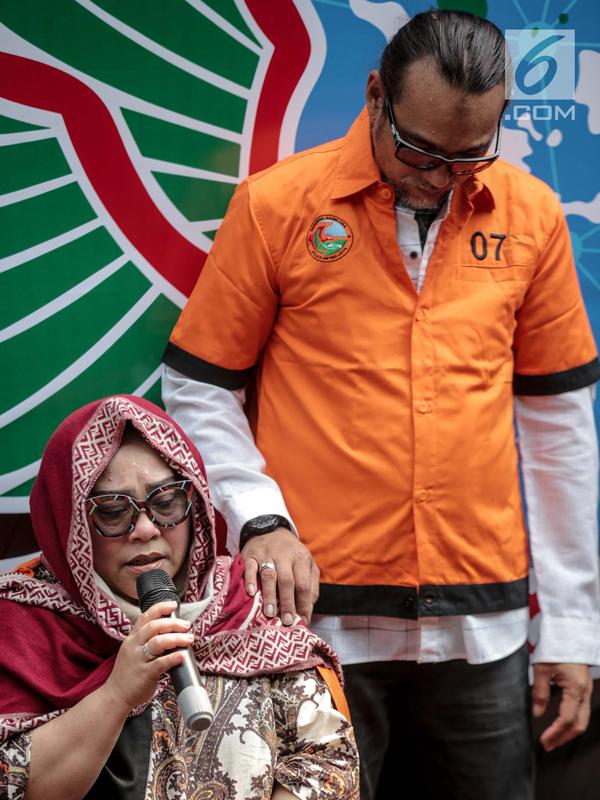 Komedian Tri Retno Prayudati alias Nunung (kiri) didampingi sang suami July Jan Sambiran menyampaikan penyesalan saat rilis kasus narkoba di Polda Metro Jaya, Jakarta, Senin (22/7/2019). Nunung dan suami July Jan Sambiran ditangkap usai bertransaksi narkoba di rumahnya. (Liputan6.com/Faizal Fanani)