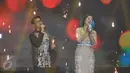 Raisa dan Afgansyah Reza saat berduet menyanyikan single terbaru mereka berjudul "Percayalah" dalam konser The Biggest Concert Jatuh Hati Raisa yang digelar di Studio 6 Emtek, Jakarta, Kamis (5/11) malam. (Liputan6.com/Herman Zakharia)