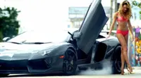 Hot, Aventador Mejeng Bersama Model Victoria Secret