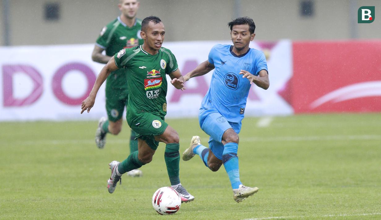 Pemain PSS Sleman, Irfan Jaya (kiri) menggiring bola saat melawan Persela Lamongan dalam laga matchday ke-2 Grup C Piala Menpora 2021 di Stadion Si Jalak Harupat, Bandung, Minggu (28/3/2021). (Bola.com/M Iqbal Ichsan)