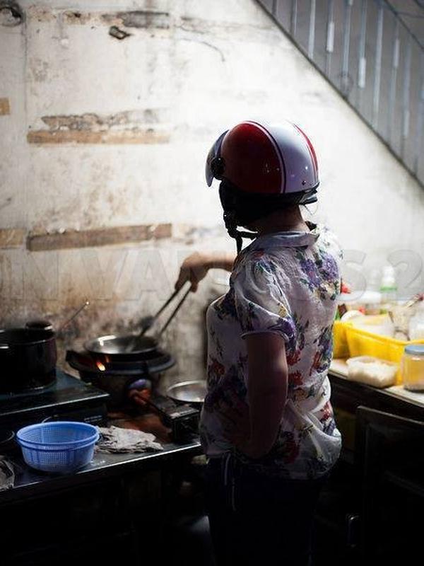 6 Potret Emak-Emak Pakai Helm saat Masak Ini Kocak (sumber: 1cak)