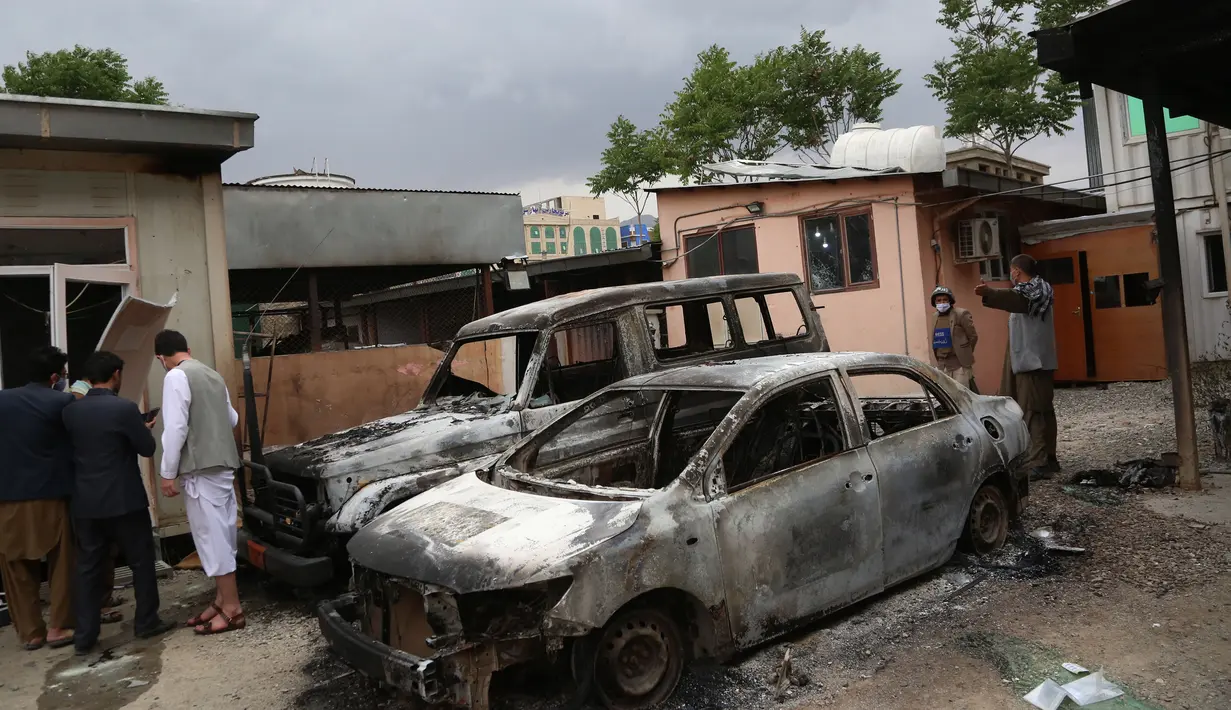 Sejumlah bangkai mobil menyusul serangan di sebuah rumah sakit di Kabul, ibu kota Afghanistan (12/5/2020). Sebanyak 18 orang, termasuk tiga penyerang, tewas dan 17 orang lainnya terluka setelah dua ledakan dan penembakan di rumah sakit bersalin tersebut. (Xinhua/Rahmatullah Alizadah)
