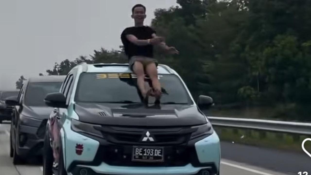 Pria Ini Duduk Santai & Joget 'Dikha Pacu Jalur' di Atap Pajero saat Lewat Tol Sumatera, Polisi Buru Pelaku