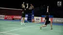 Ganda putri China Chen Qingchen dan Jia Yifan merayakan kemenangannya dalam final kejuaraan BCA Indonesia Open 2017 di Jakarta, Minggu (18/6). Chen Qingchen dan Jia Yifan menang dengan skor 21-19, 15-21, 21-10. (Liputan6.com/Faizal Fanani)