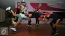 Tiga finalis dance Toracino Cool Expression saat menggelar latihan bersama di Jakarta, Senin (2/6/2016). Ketiga next filanis dance tersebut ialah Unlimited PAZcrew, Dio dan Two Brother. (Liputan6.com/Yoppy Renato)