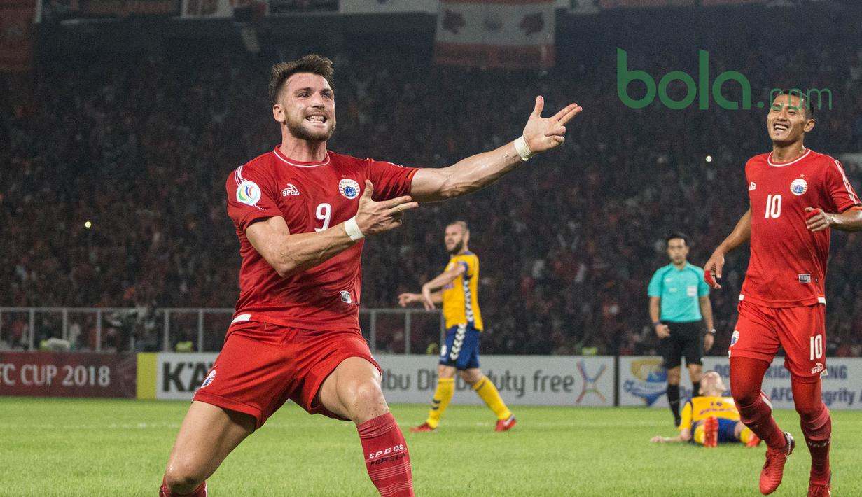 Gaya menembak ala Marko Simic setelah mencetak hattrick ke gawang Tampines Rovers pada laga Piala AFC 2018 di Stadion Utama GBK, Senayan, Jakarta (28/2/2018). Persija Jakarta menang 4-1 atas Tampines Rovers. (Bola.com/Asprilla Dwi Adha)