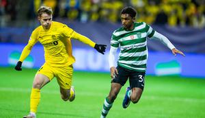 Luis Guilherme (Kanan) mencoba menjaga bola dari kejaran penyerang Bodo/Glimt, Ole Didrik Blomberg (Fredrik Varfjell/NTB Scanpix via AP)