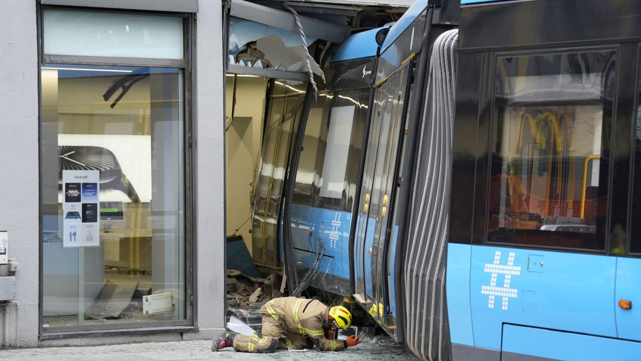 Trem tergelincir dan tabrak toko di Oslo
