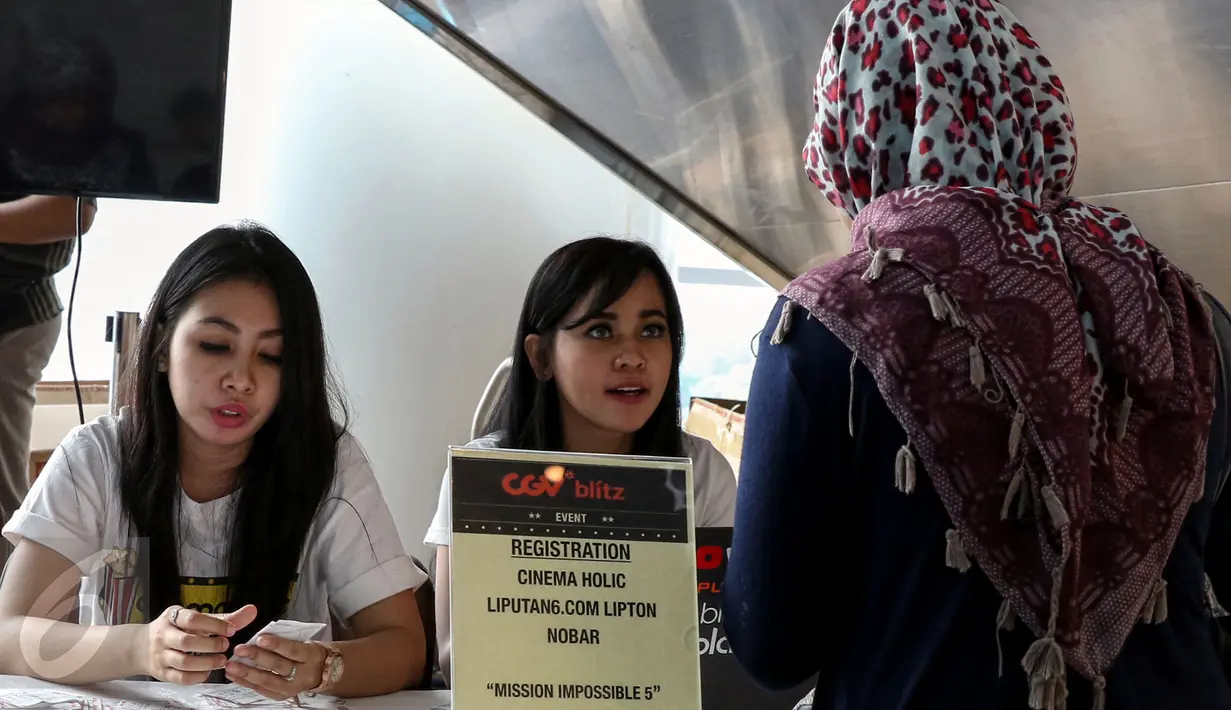 Suasana stand registrasi nobar di Blitz Megaplex, Jakarta, Sabtu (8/8/2015). Cinemaholic bersama Liputan6.com gelar nonton bareng Mision Impossible Rogue Nation (Liputan6.com/Helmi Afandi)
