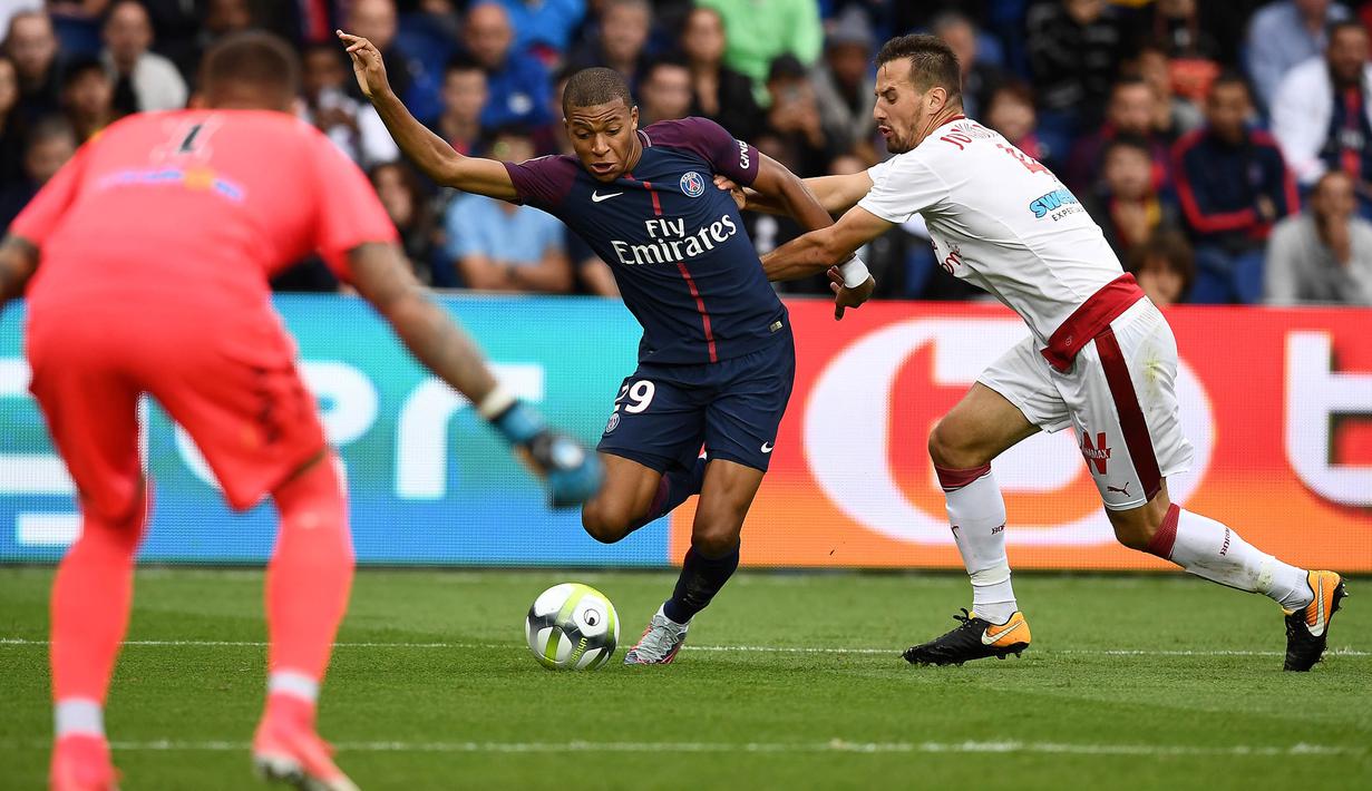 Striker PSG, Kylian M'Bappe, berusaha melewati bek Girondins Bordeaux, Vukasin Jovanovic, pada laga Liga 1 Prancis di Stadion Parc des Princes, Sabtu (30/9/2017). PSG menang 6-2 atas Girondins Bordeaux. (AFP/Franck Fife)