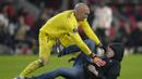 Kiper Sevilla, Marko Dmitrovic tengah viral di jagat maya setelah laga menghadapi PSV dalam babak playoff fase gugur Liga Europa 2022/2023, Jumat (24/2/2023) dini hari WIB. Bukan aksinya dalam menjaga gawangnya dari ancaman para pemain PSV, namun aksinya saat melumpuhkan suporter fanatik alias hooligan tuan rumah lah yang membuatnya kini jadi perhatian dunia. Mau lihat aksinya? Ini dia! (AP Photo/Peter Dejong)