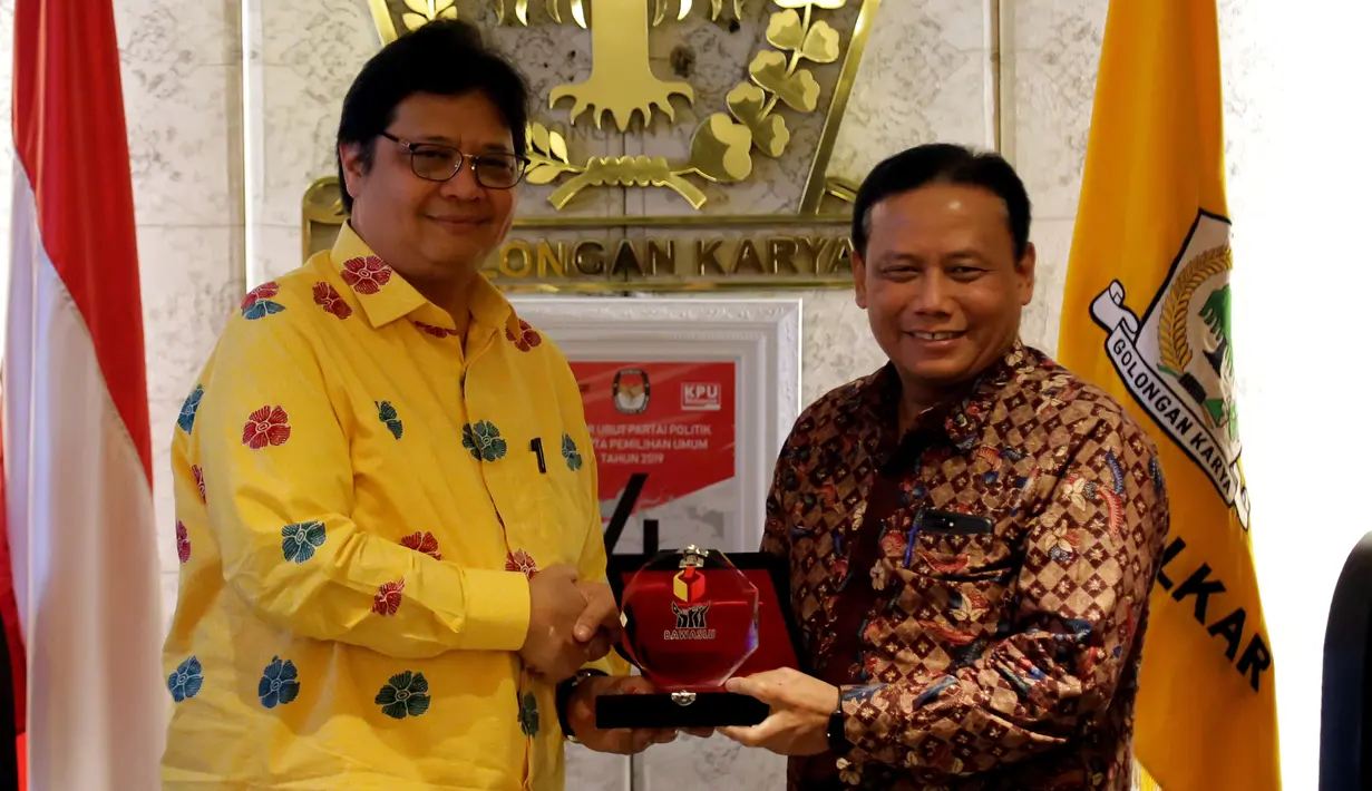 Ketua Partai Golkar Airlangga Hartarto menerima cendera mata dari Ketua Bawaslu Abhan usai pertemuan di DPP Partai Golkar, Jakarta, Senin (2/7). Pertemuan membahas Sosialisasi Pengawasan Pencalonan Pileg dan Pilpres 2019. (Liputan6.com/Johan Tallo)