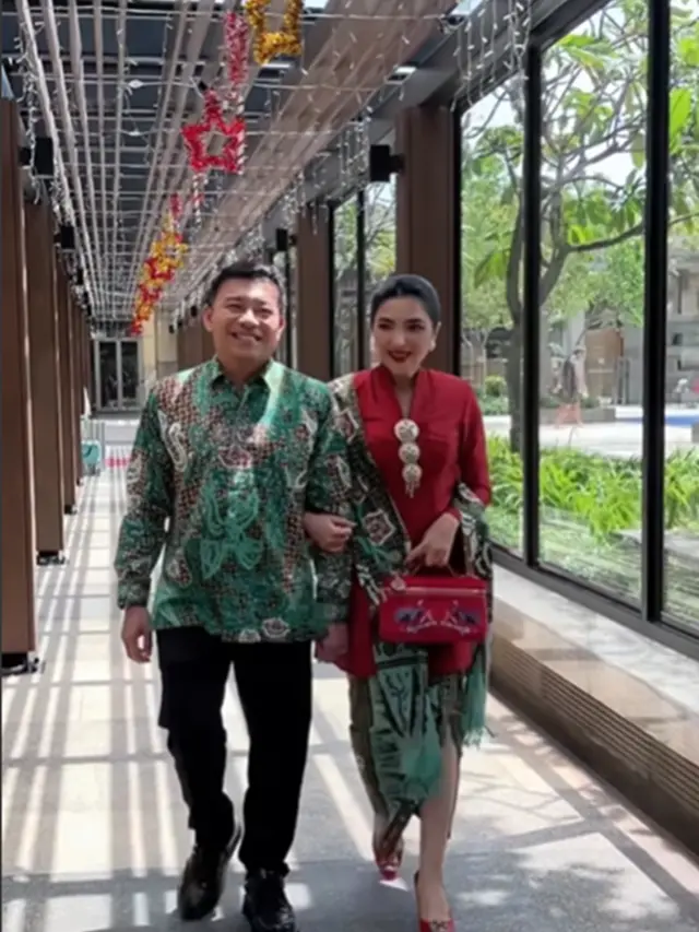 Model Batik Sarimbit Ashanty dan Anang di Wisuda Sarah Menzel