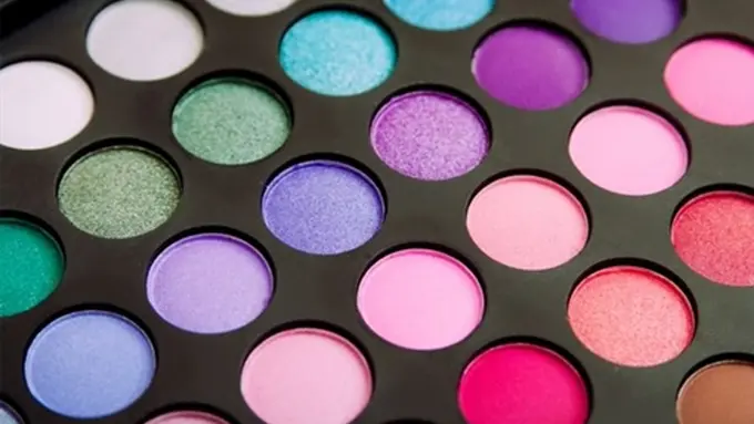 3 Warna Eyeshadow yang Cocok Dipoleskan untuk Berkencan