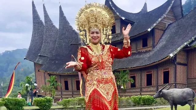 Ira Wibowo mengenakan busana adat Minang (Instagram/irawbw)